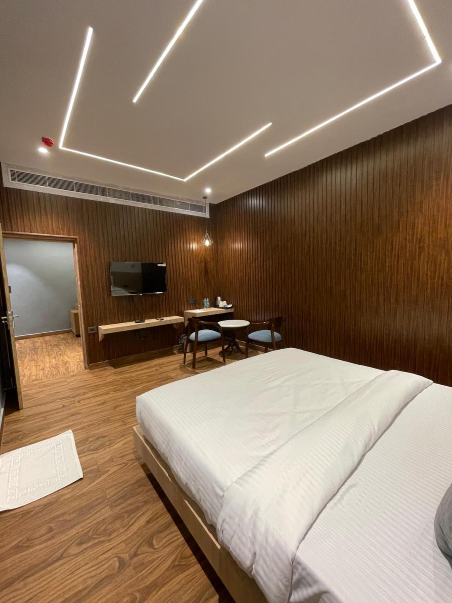 Wells Inn Hotel Varanasi Oda fotoğraf
